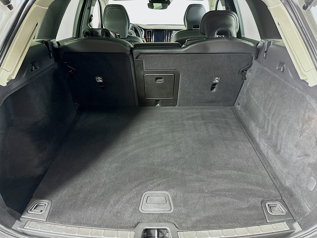 Used 2021 Volvo XC60 T5 Momentum w/ Premium Package image 16
