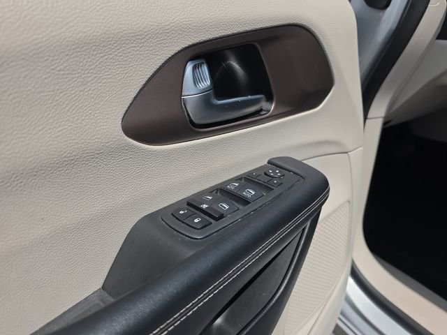 Used 2023 Chrysler Voyager LX FWD image 16