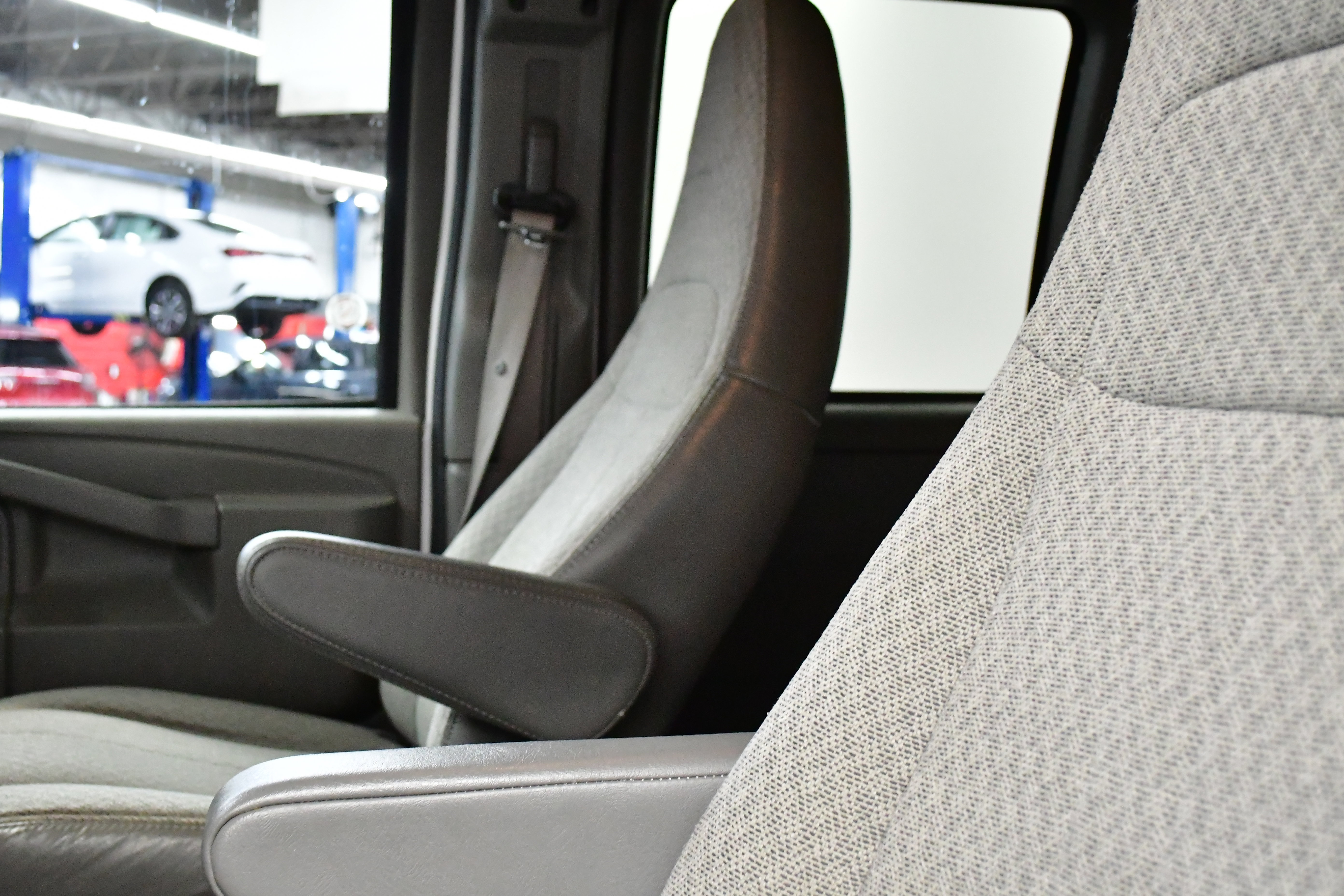 Used 2023 Chevrolet Express 3500 LS RWD image 9