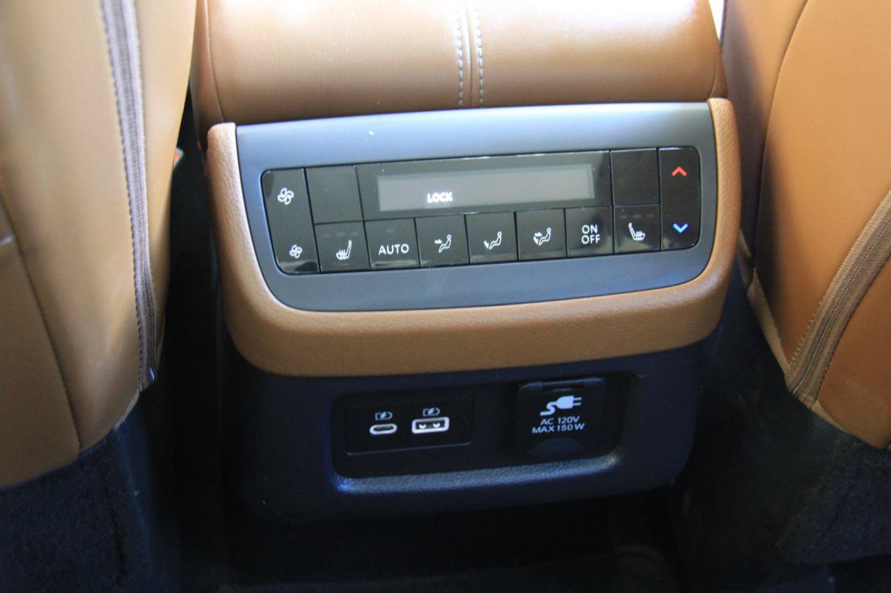 Used 2024 Nissan Pathfinder Platinum FWD image 21