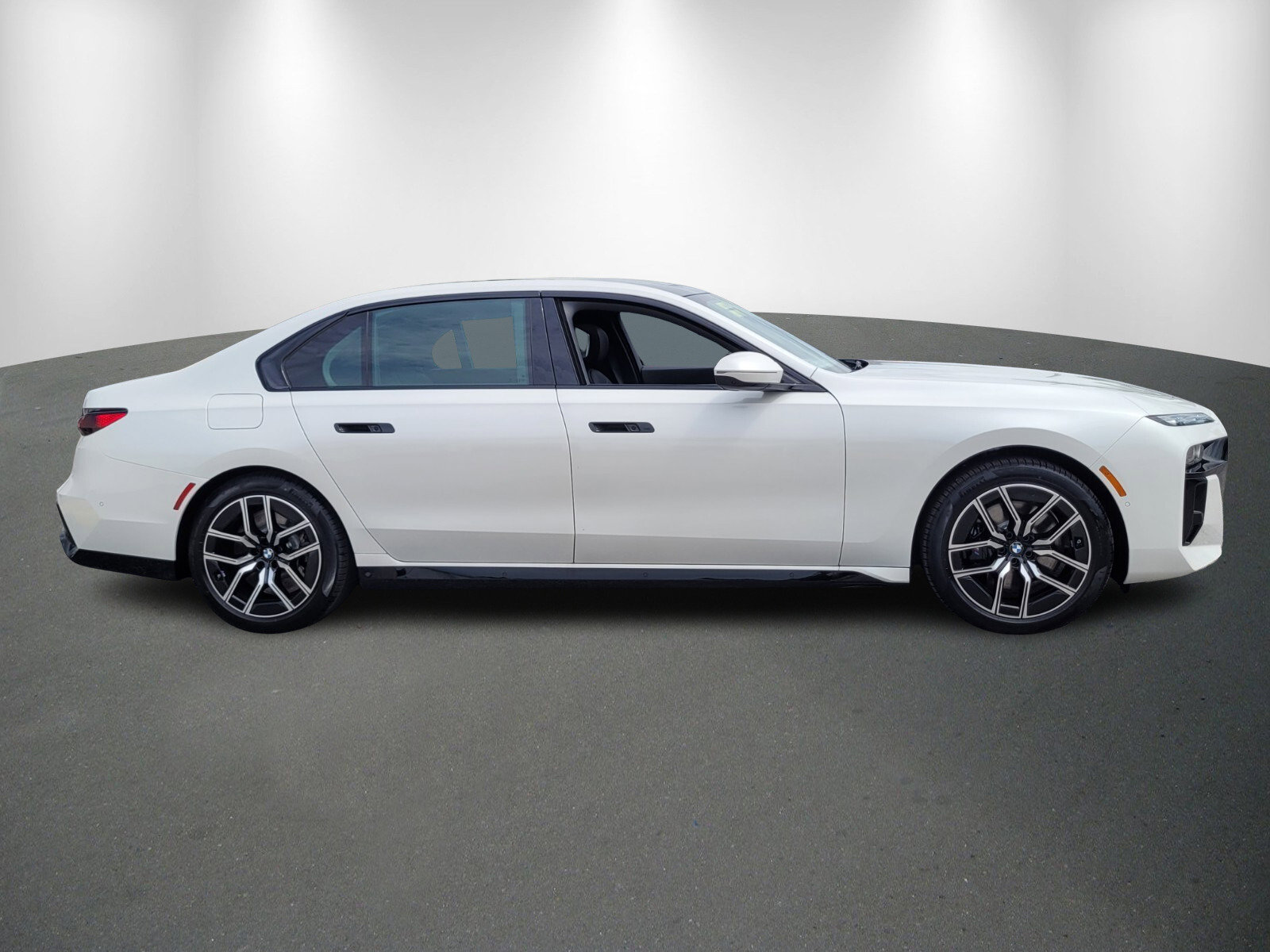 Used 2026 BMW 760i xDrive w/ Executive Package image 8