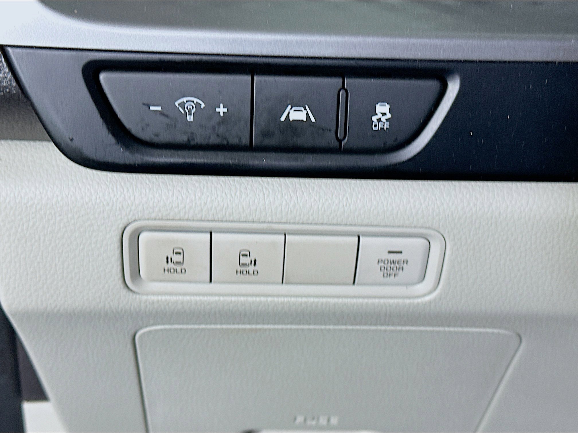 Used 2024 Kia Carnival LX image 17