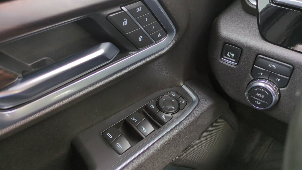 Used 2025 GMC Sierra 1500 SLT AWD/4WD image 19