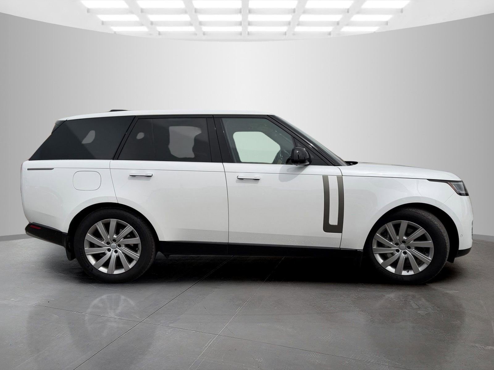 Used 2024 Land Rover Range Rover SE image 4