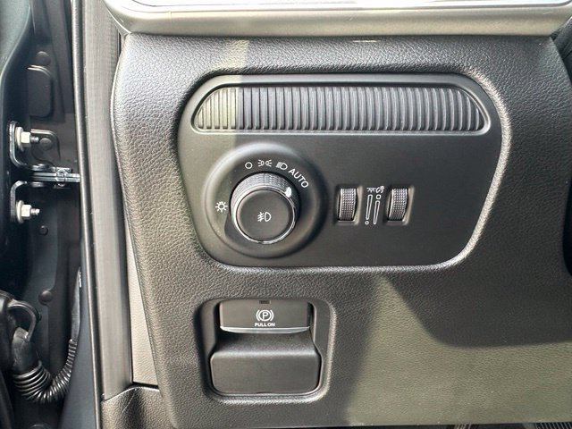 Used 2025 Jeep Wagoneer 4WD w/ Premium Group I image 15