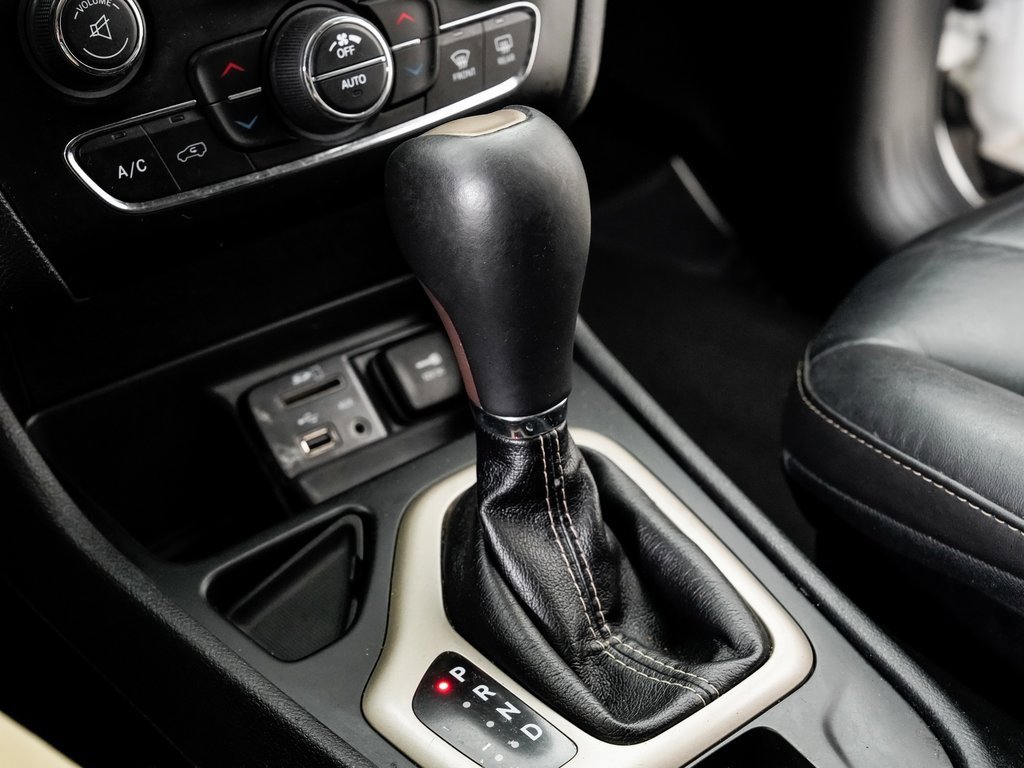 Used 2017 Jeep Cherokee Limited image 18