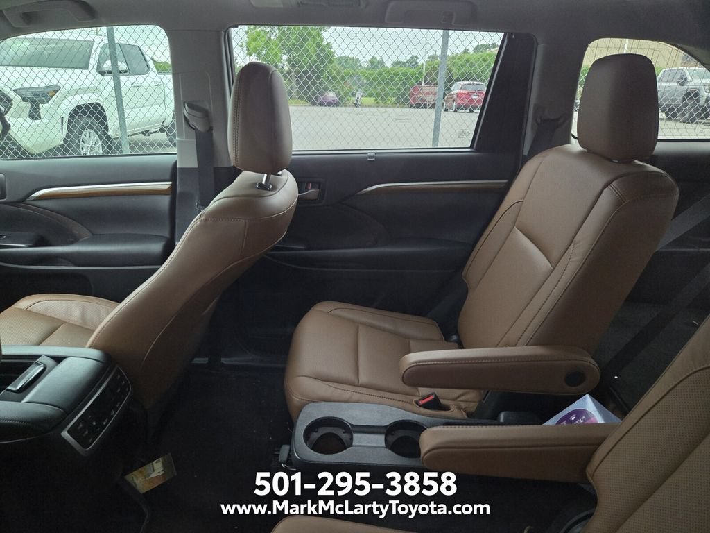 Used 2019 Toyota Highlander Limited Platinum AWD/4WD image 4
