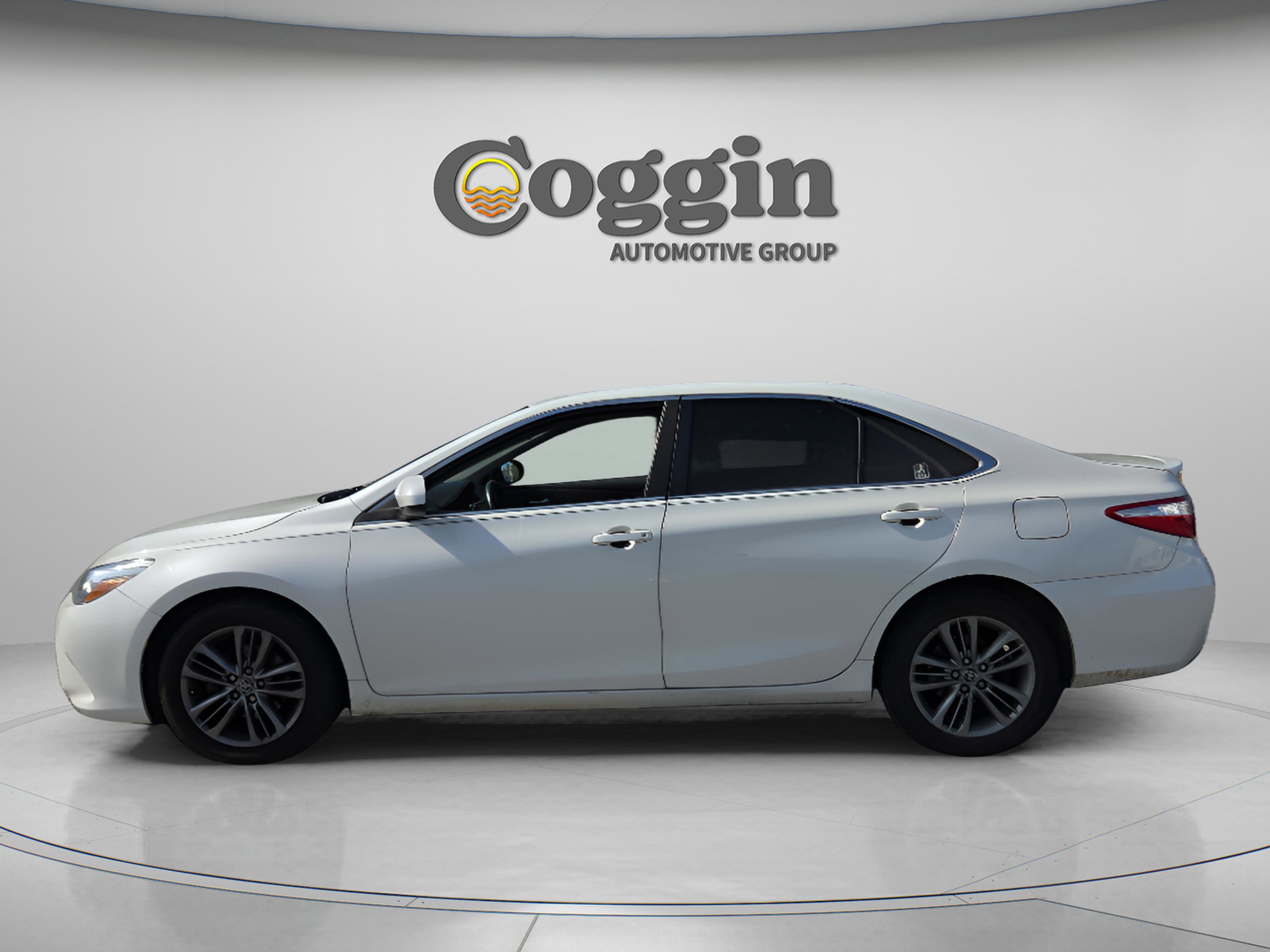 Used 2015 Toyota Camry SE w/ Moonroof Package FWD image 2