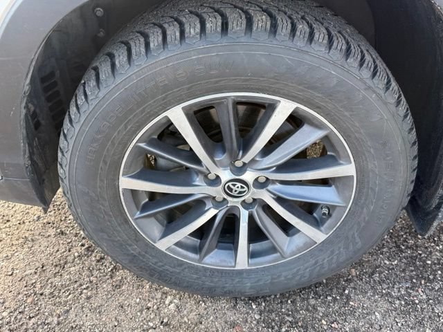 Used 2018 Toyota Highlander XLE AWD/4WD image 11