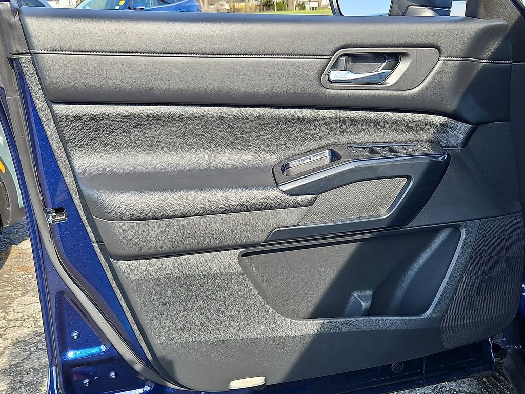 Used 2022 Nissan Pathfinder SV AWD/4WD image 12