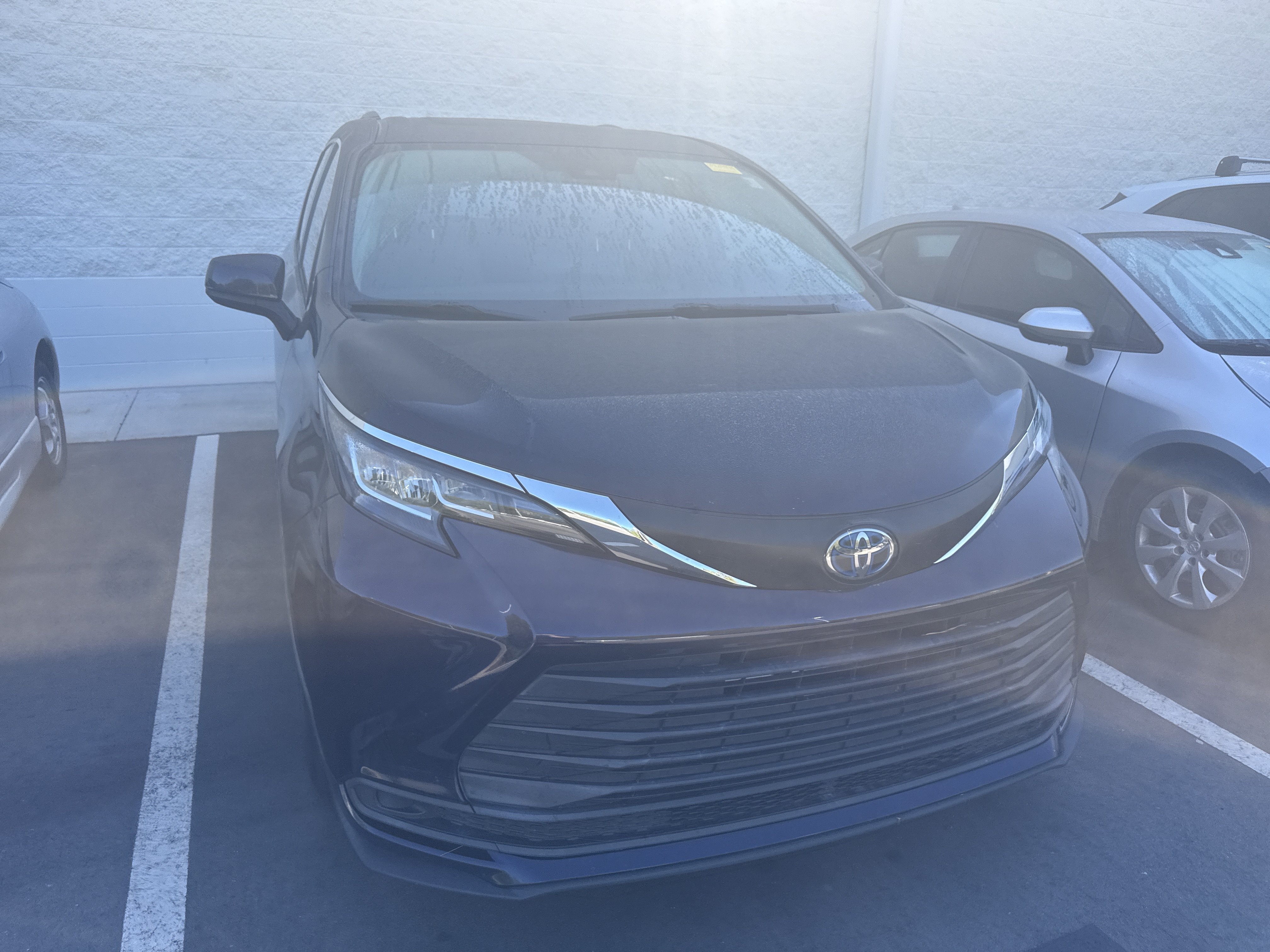 Used 2021 Toyota Sienna LE w/ LE Plus Package AWD/4WD image 3