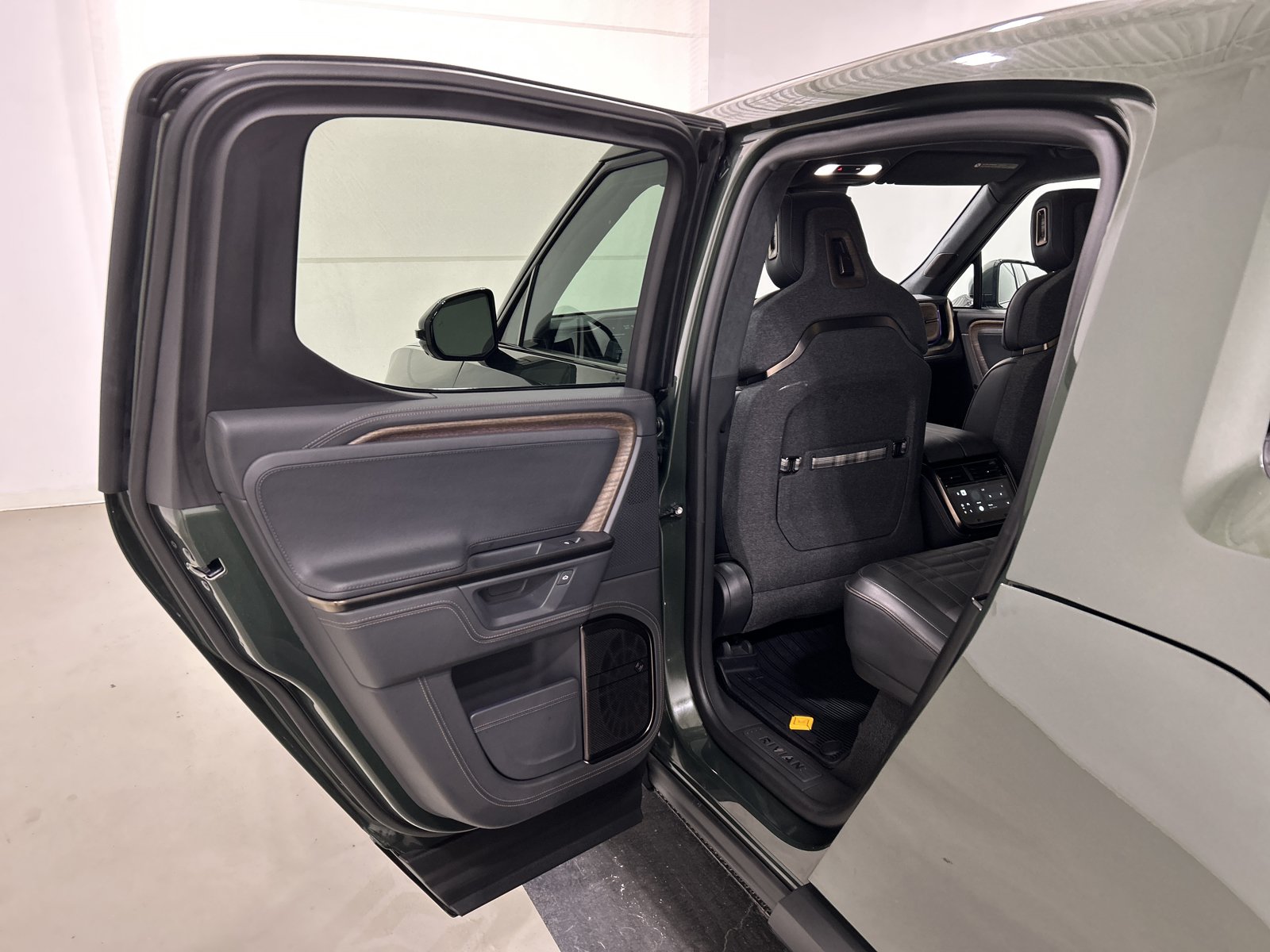 Used 2025 Rivian R1T Premium AWD/4WD image 17