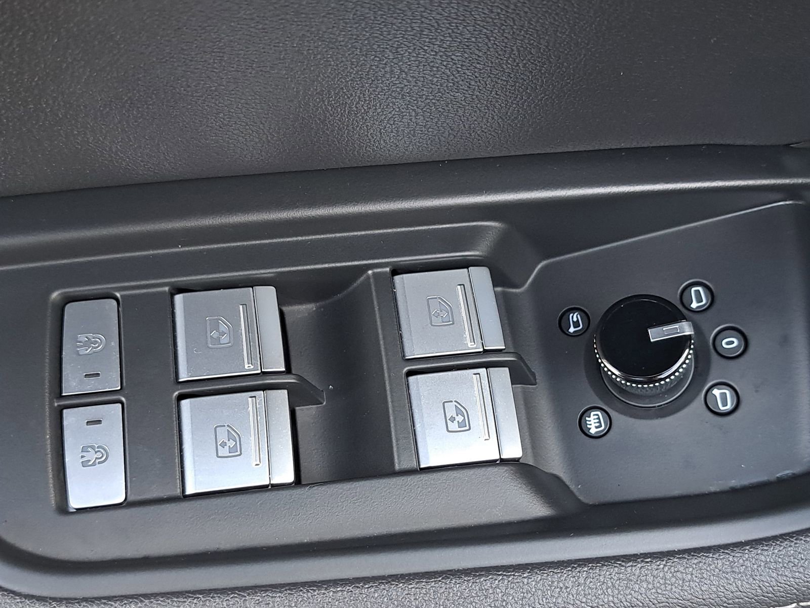 Used 2024 Audi Q8 e-tron Premium Plus w/ Premium Plus Package image 31