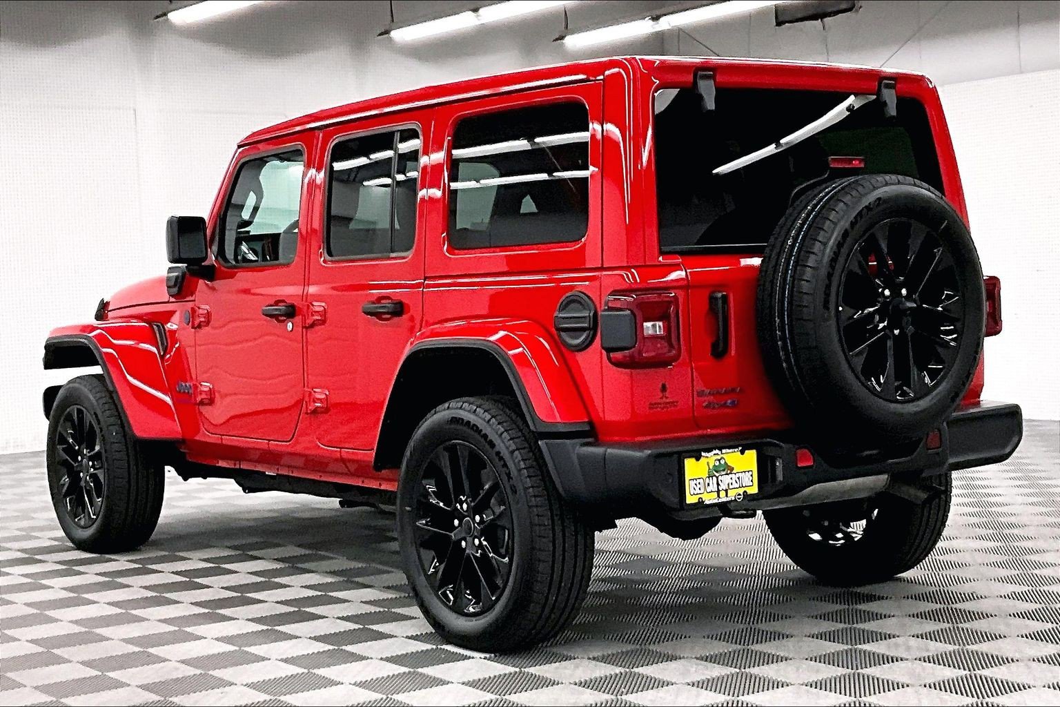 Used 2025 Jeep Wrangler Unlimited Sahara w/ Safety Group AWD/4WD image 3