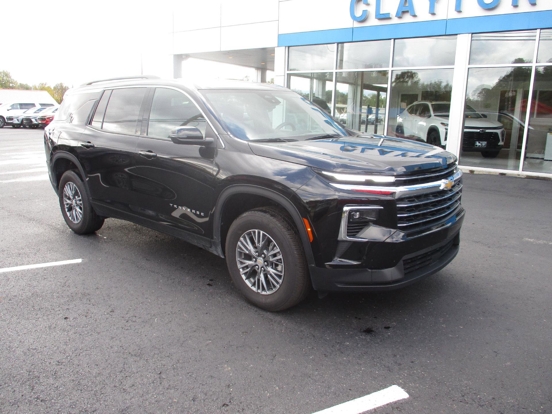 Used 2025 Chevrolet Traverse LT image 9