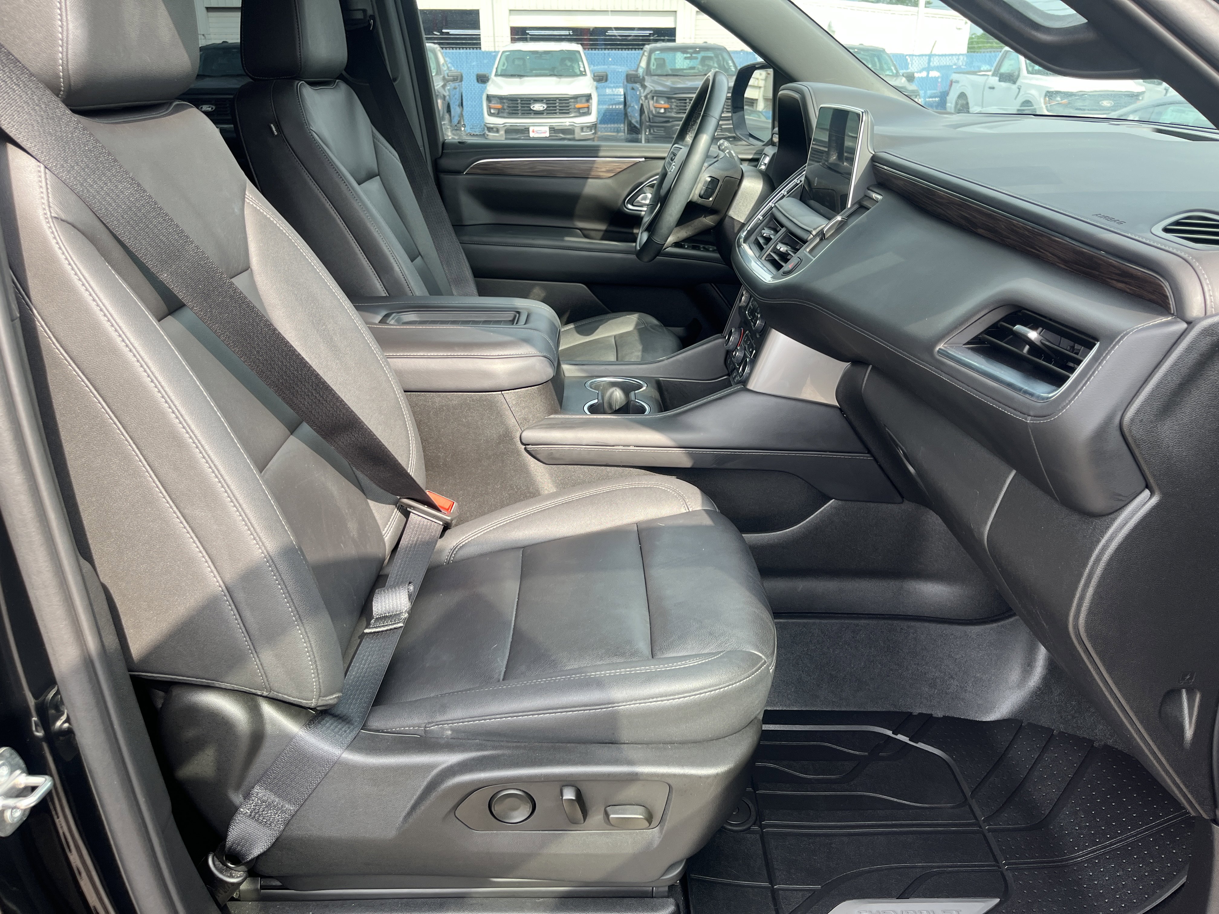 Used 2023 Chevrolet Tahoe Z71 w/ Luxury Package AWD/4WD image 17