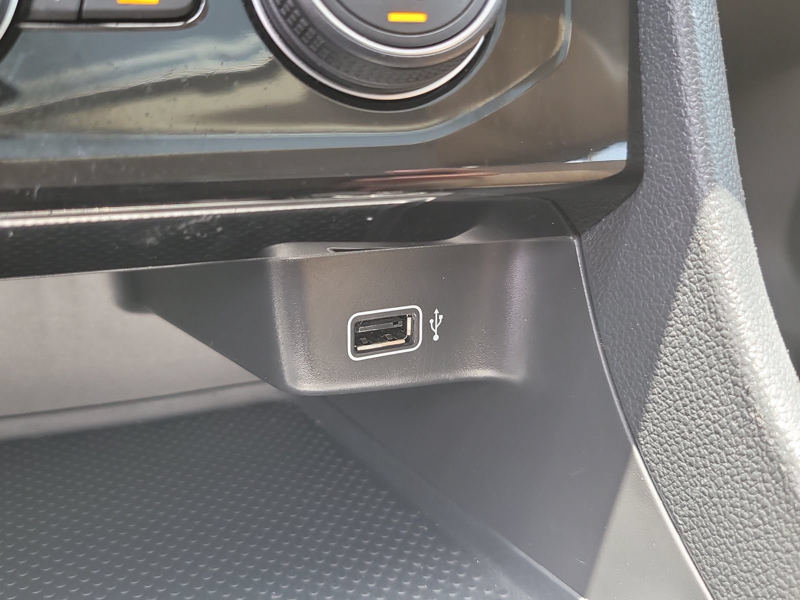 Used 2019 Volkswagen Jetta SE w/ Cold Weather Package FWD image 23