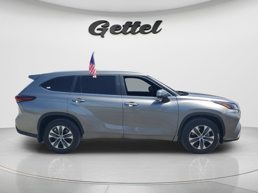 Used 2025 Toyota Highlander XLE FWD image 4