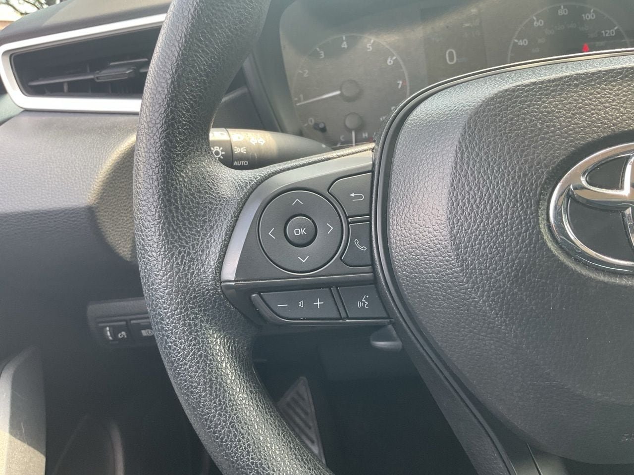 Used 2025 Toyota Corolla LE FWD image 24