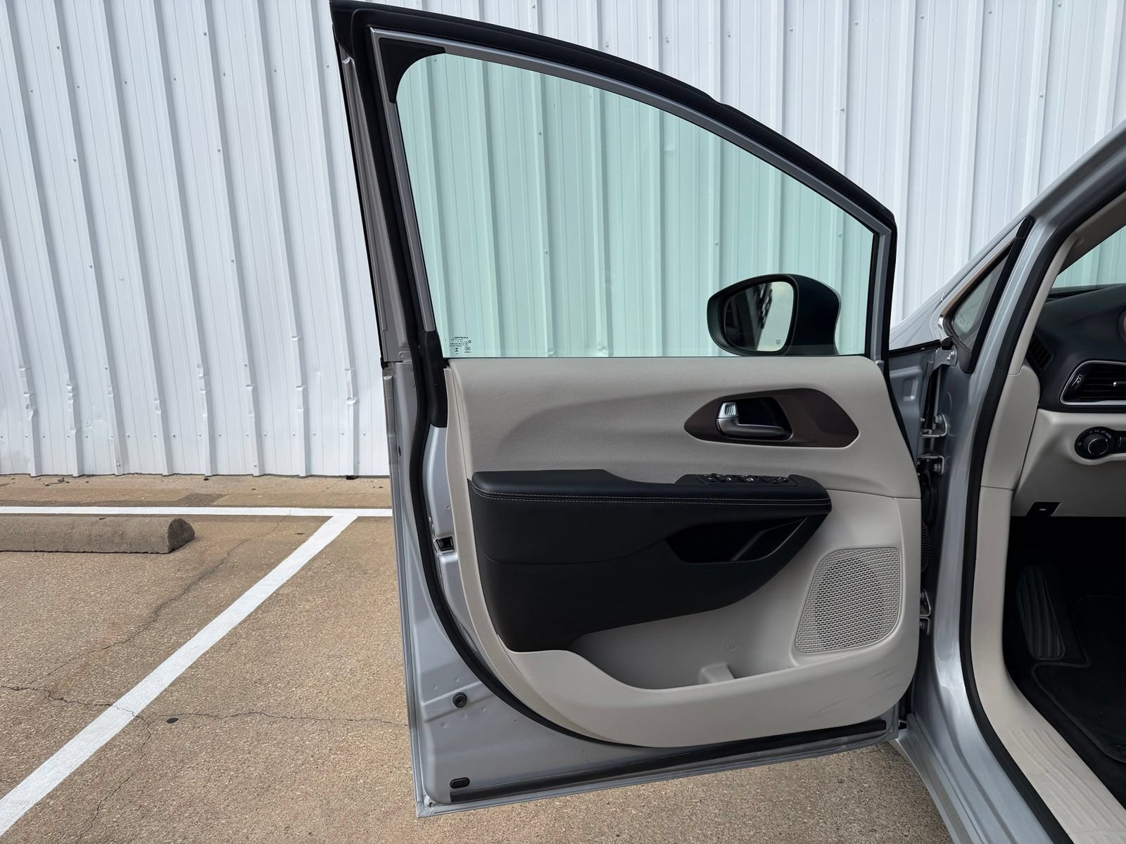 Used 2023 Chrysler Voyager LX FWD image 21