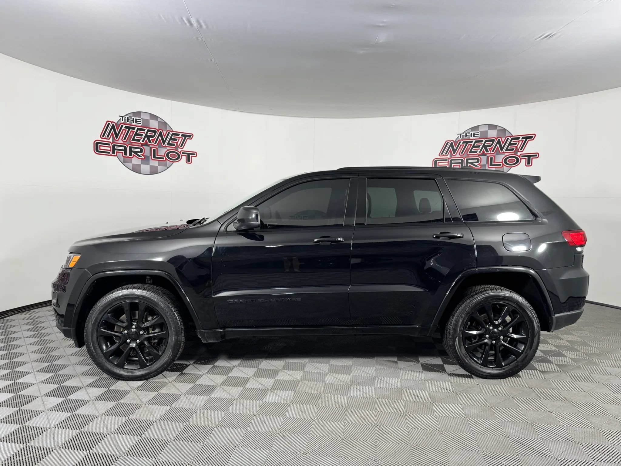 Used 2021 Jeep Grand Cherokee Laredo X AWD/4WD image 4