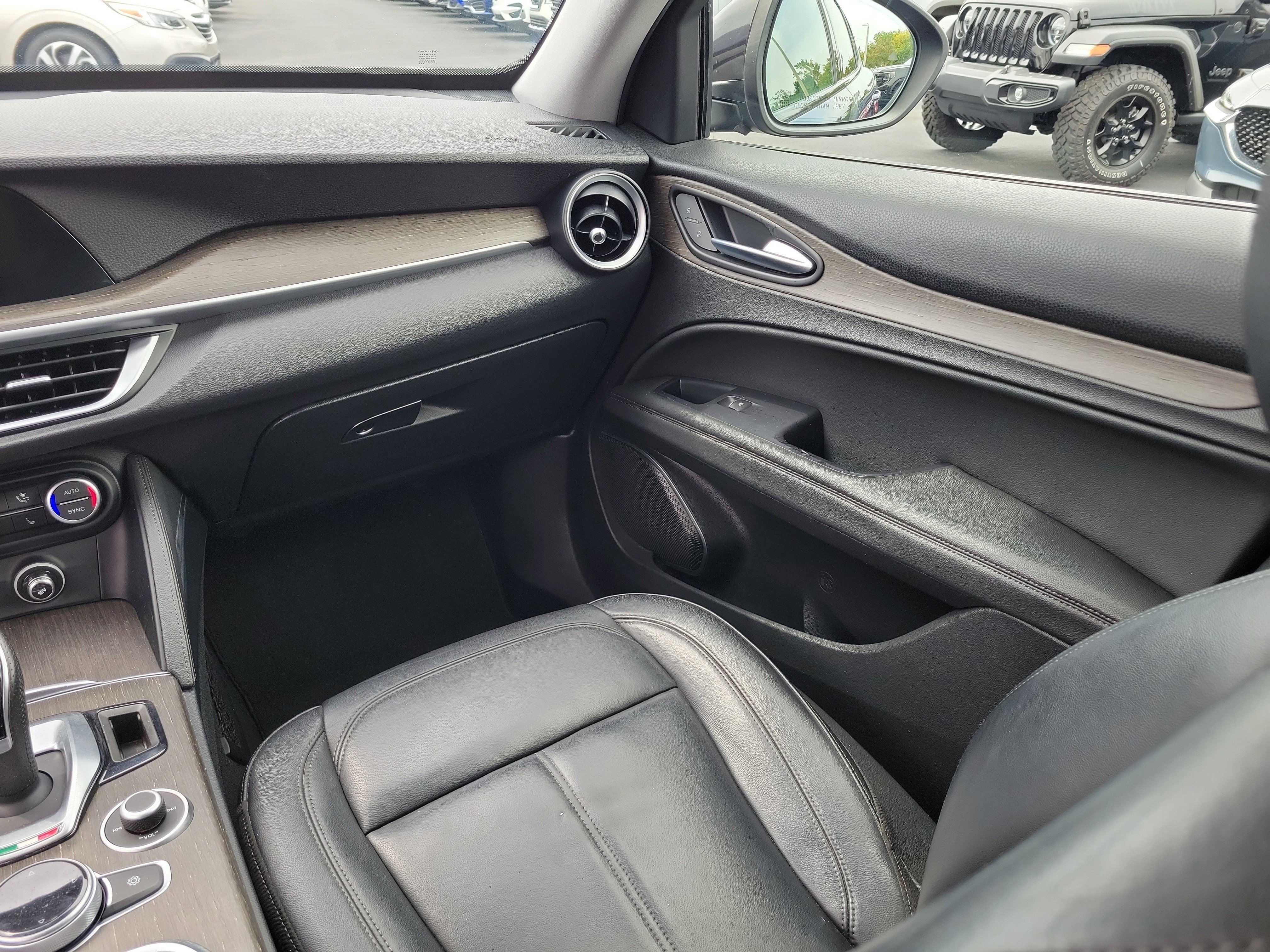 Used 2021 Alfa Romeo Stelvio Ti w/ Nero Edizione image 18