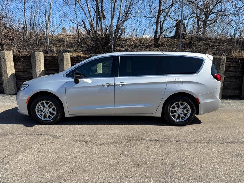Used 2026 Chrysler Pacifica Select FWD image 6