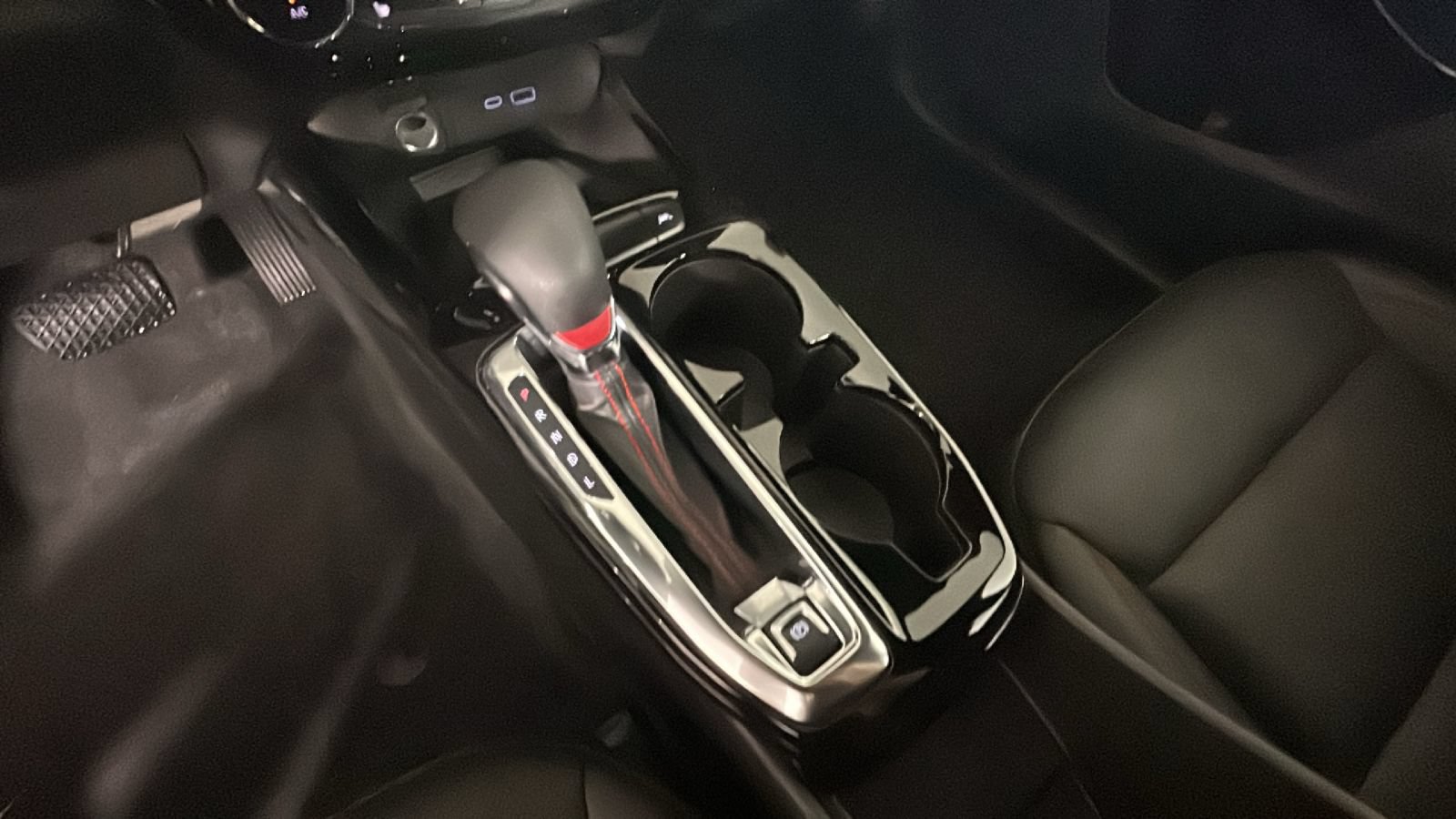 Used 2024 Chevrolet Trax RS w/ Sunroof Package FWD image 24