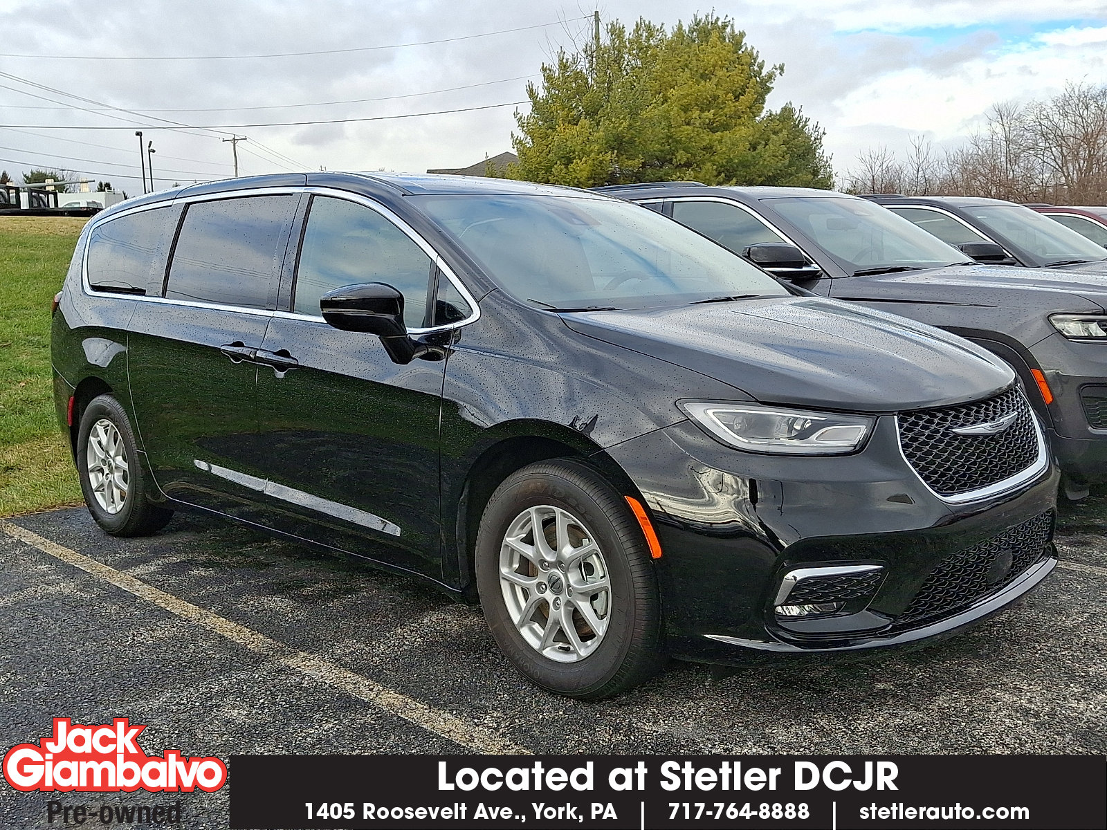 Used 2025 Chrysler Pacifica Select image 1