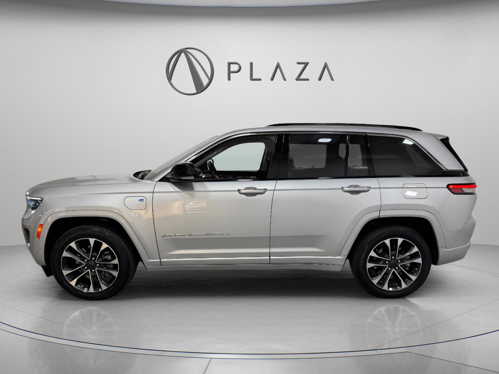 Used 2022 Jeep Grand Cherokee Overland w/ Advanced Protech Group III image 2