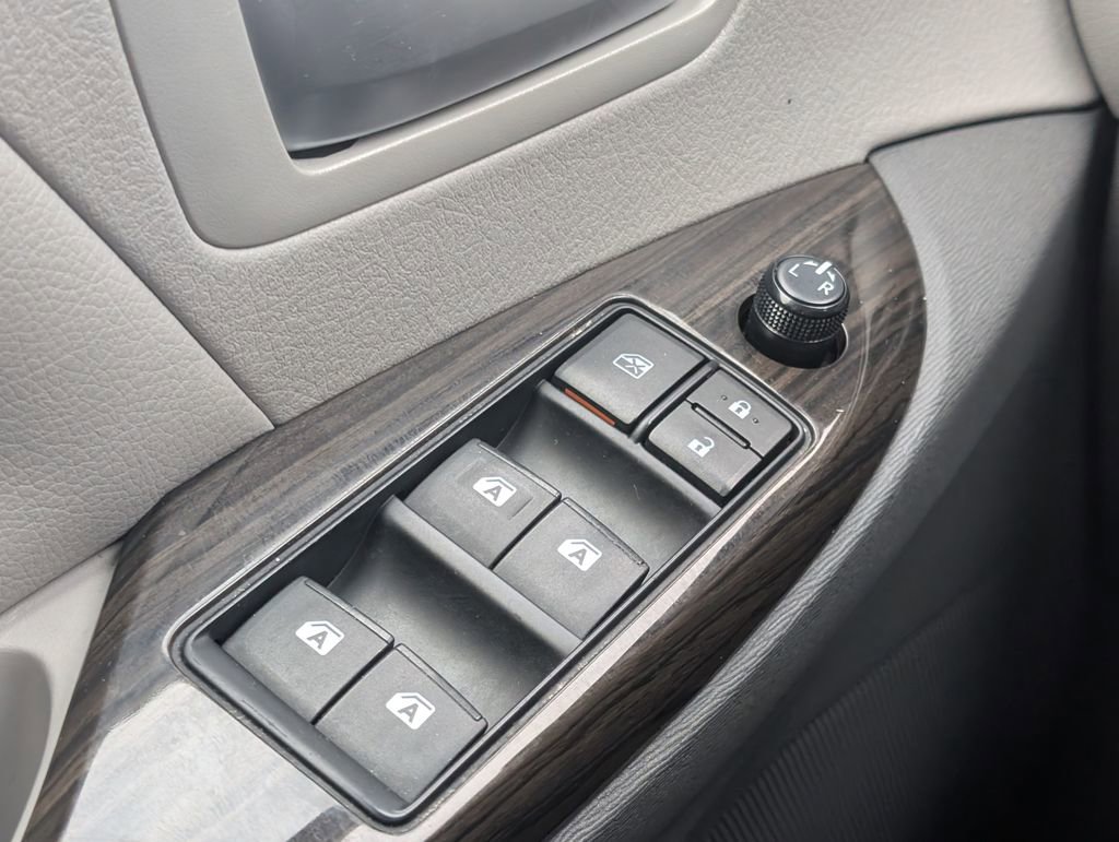 Used 2017 Toyota Sienna L image 15