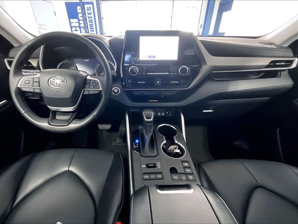 Used 2023 Toyota Highlander XLE AWD/4WD image 22