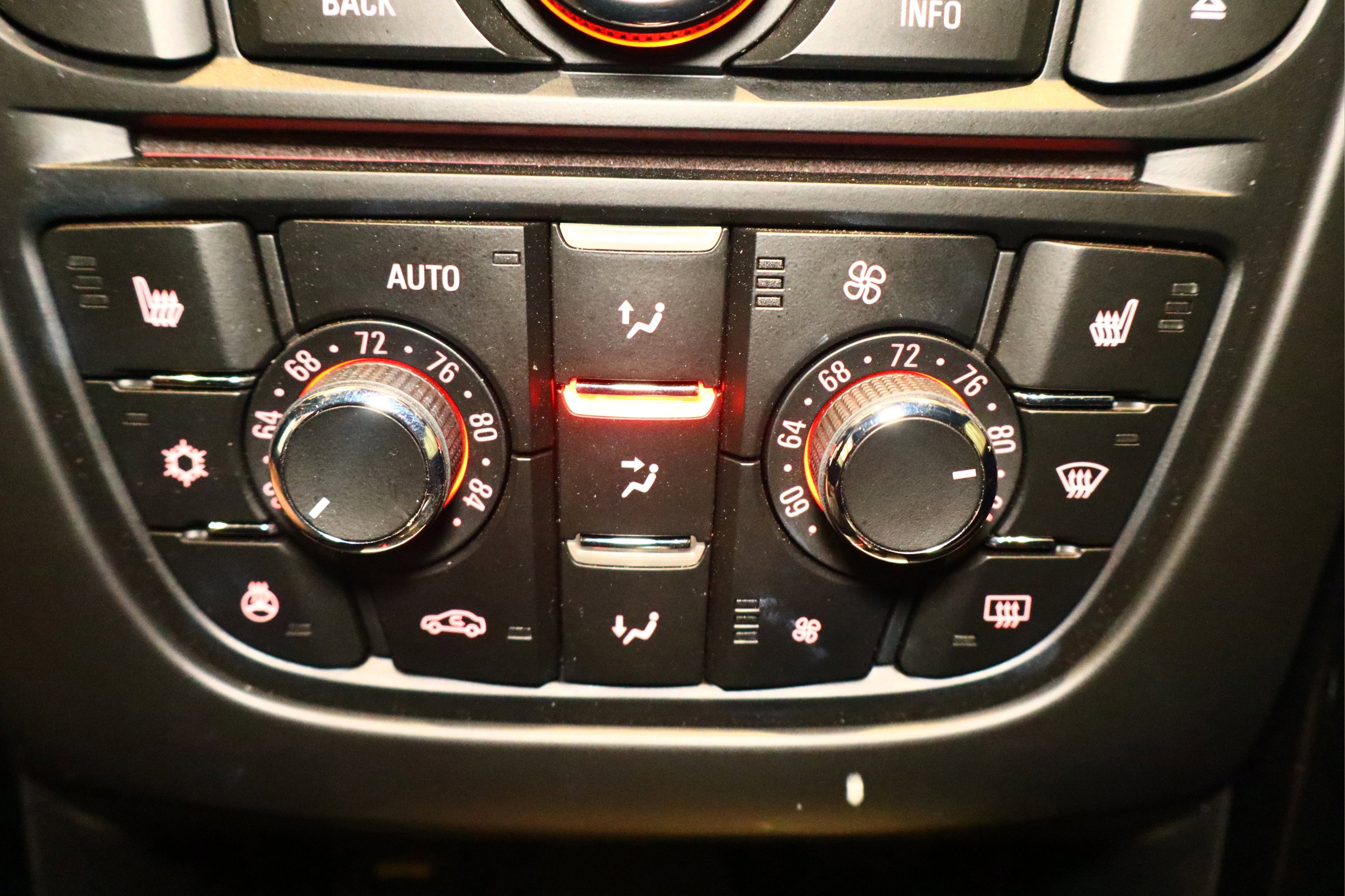 Used 2018 Buick Cascada Sport Touring w/ Dark Effects Package image 21