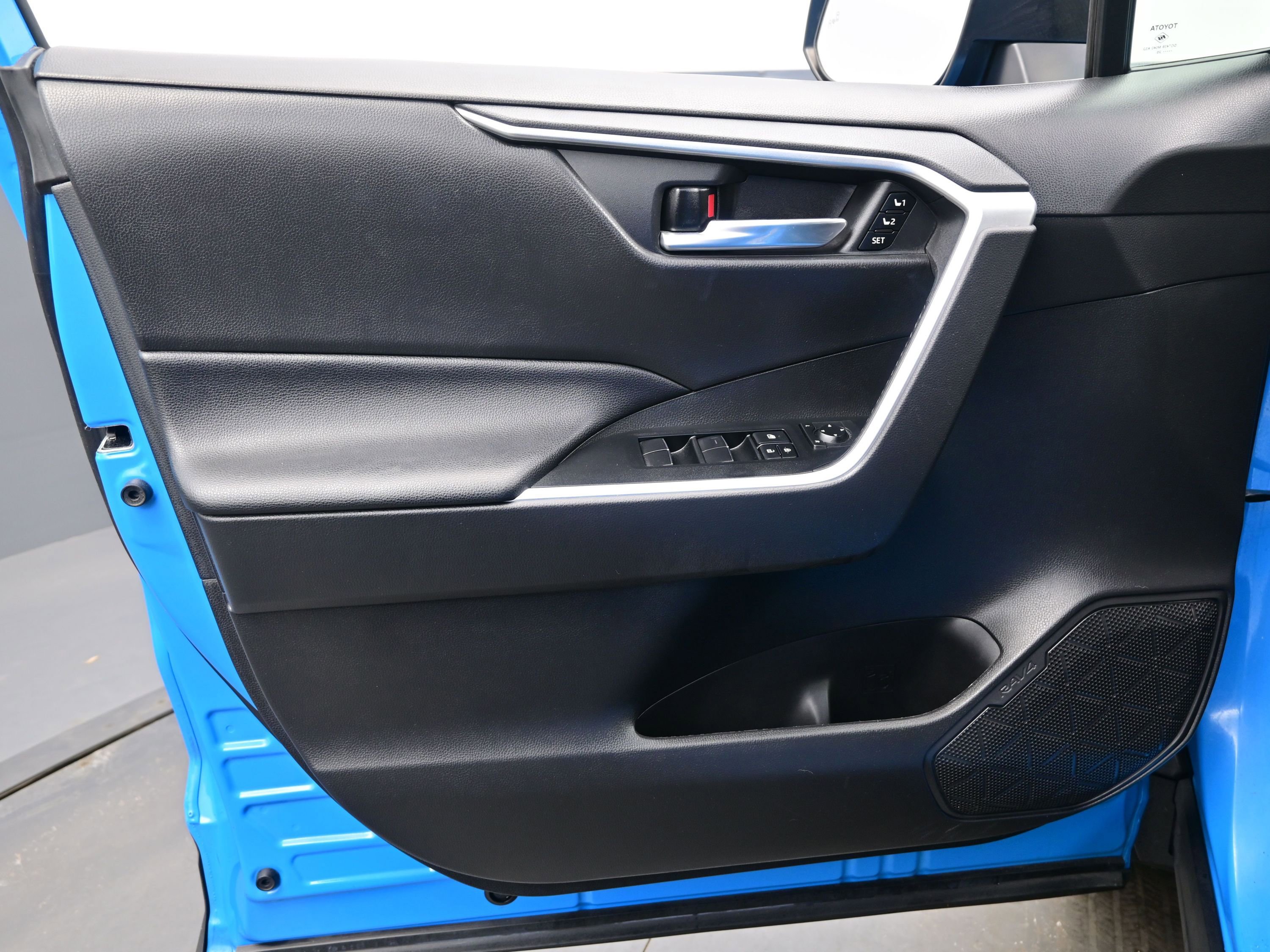 Used 2020 Toyota RAV4 XLE Premium image 9