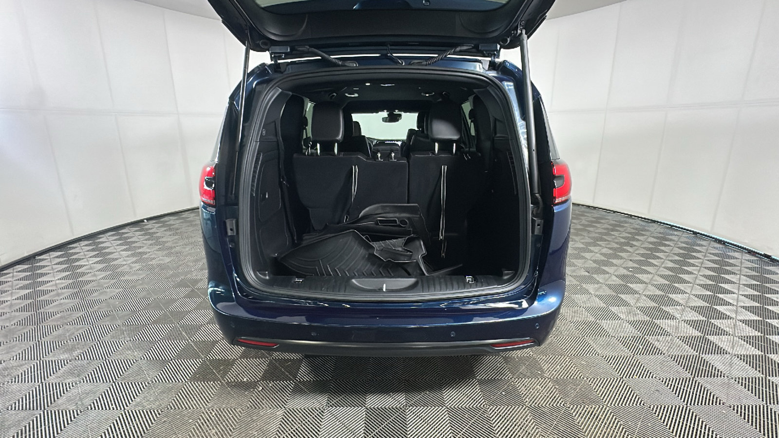 Used 2023 Chrysler Pacifica Touring-L w/ Uconnect Theater Family Group FWD image 31