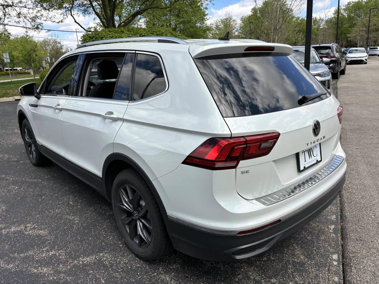 Used 2023 Volkswagen Tiguan SE w/ Panoramic Sunroof Package FWD image 7