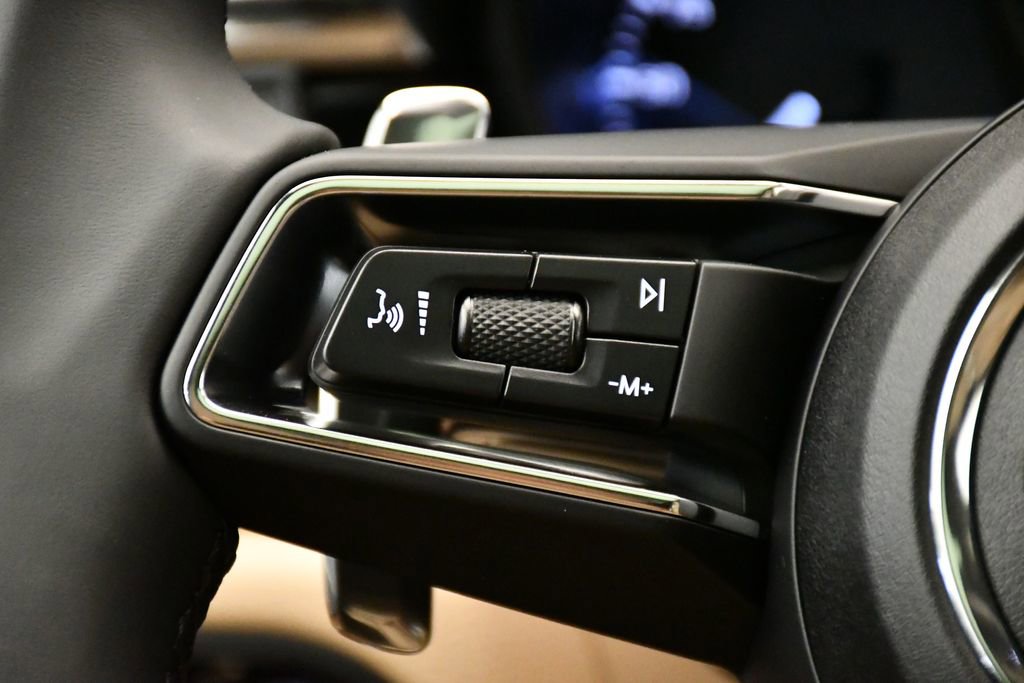 Certified 2025 Porsche Macan image 27