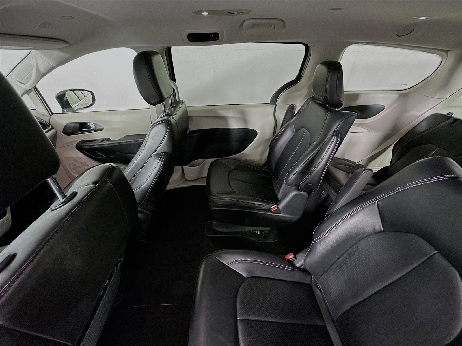 Used 2024 Chrysler Pacifica Select image 11