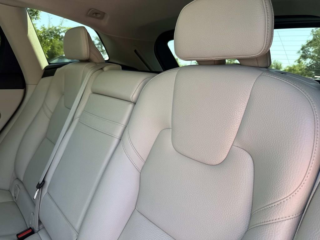Used 2022 Volvo XC60 B5 Momentum w/ Climate Package image 15