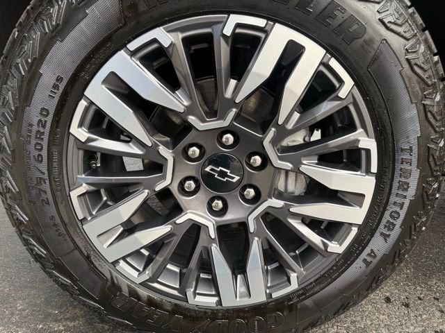 Used 2025 Chevrolet Suburban Z71 w/ Comfort Package image 9