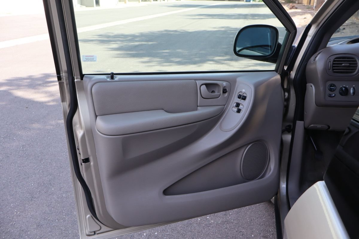 Used 2002 Chrysler Town & Country EX FWD image 25