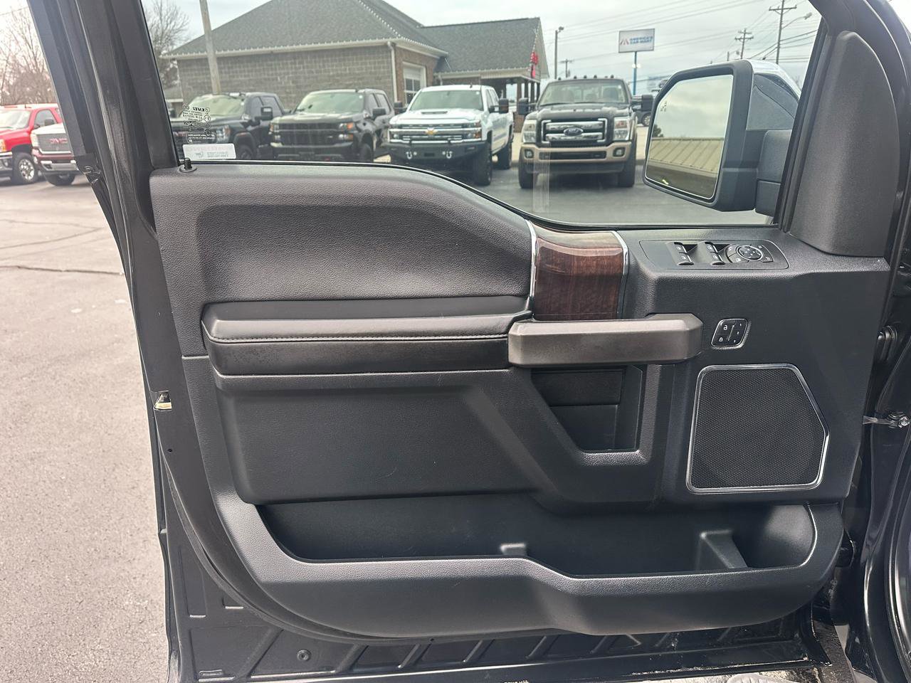 Used 2015 Ford F150 Platinum w/ Equipment Group 701A Luxury image 10