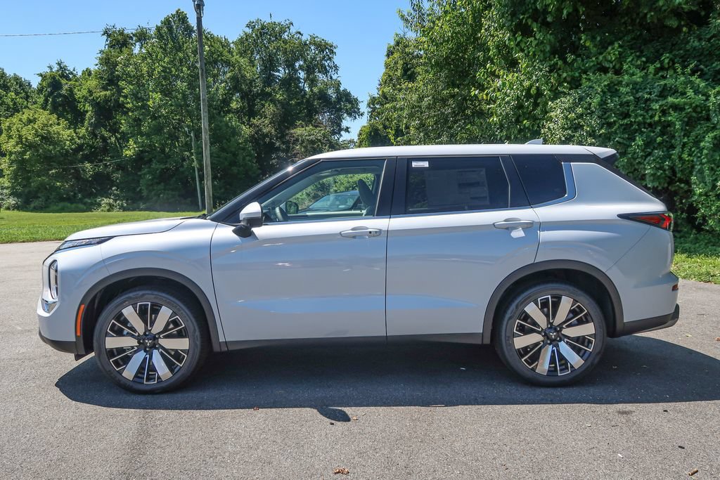 New 2026 Mitsubishi Outlander SE FWD image 2