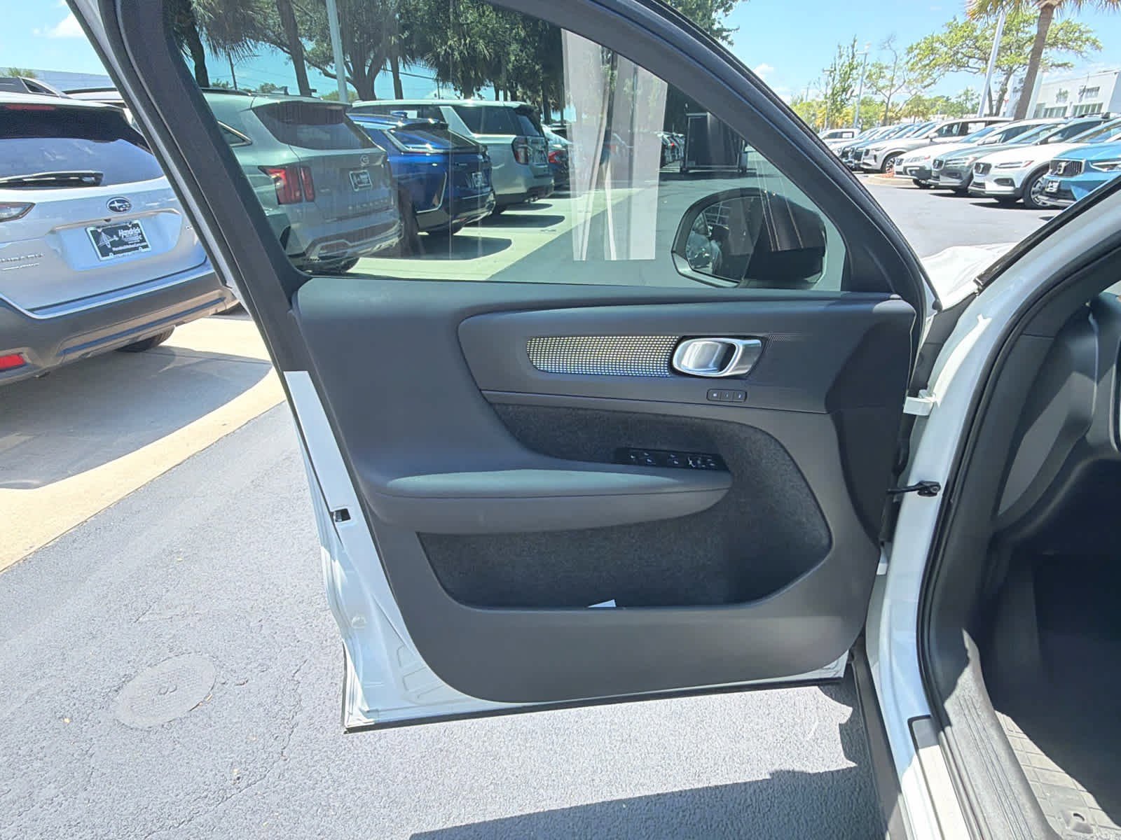 Used 2022 Volvo XC40 T4 R-Design w/ Protection Package Premier FWD image 25