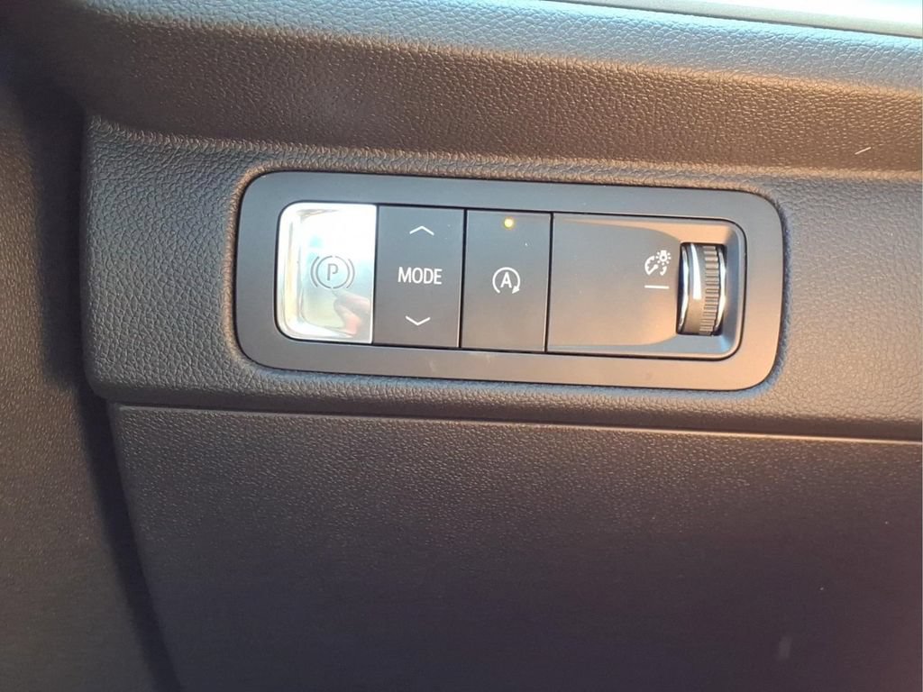 Used 2025 Chevrolet Traverse LT FWD image 4
