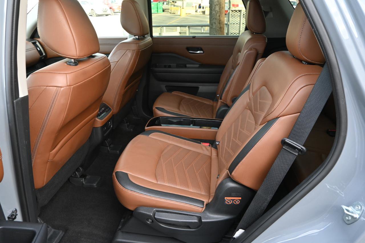 Used 2023 Nissan Pathfinder Platinum AWD/4WD image 18