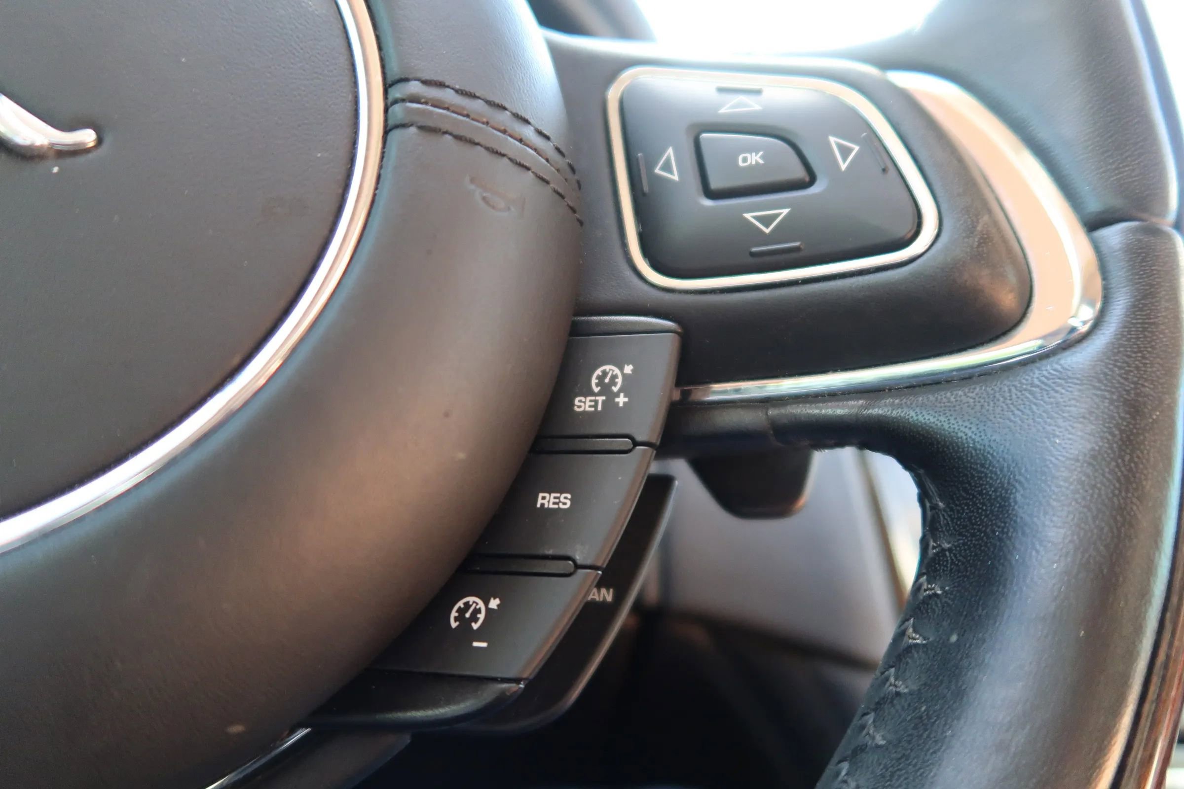 Used 2019 Jaguar XJ R-Sport RWD image 36