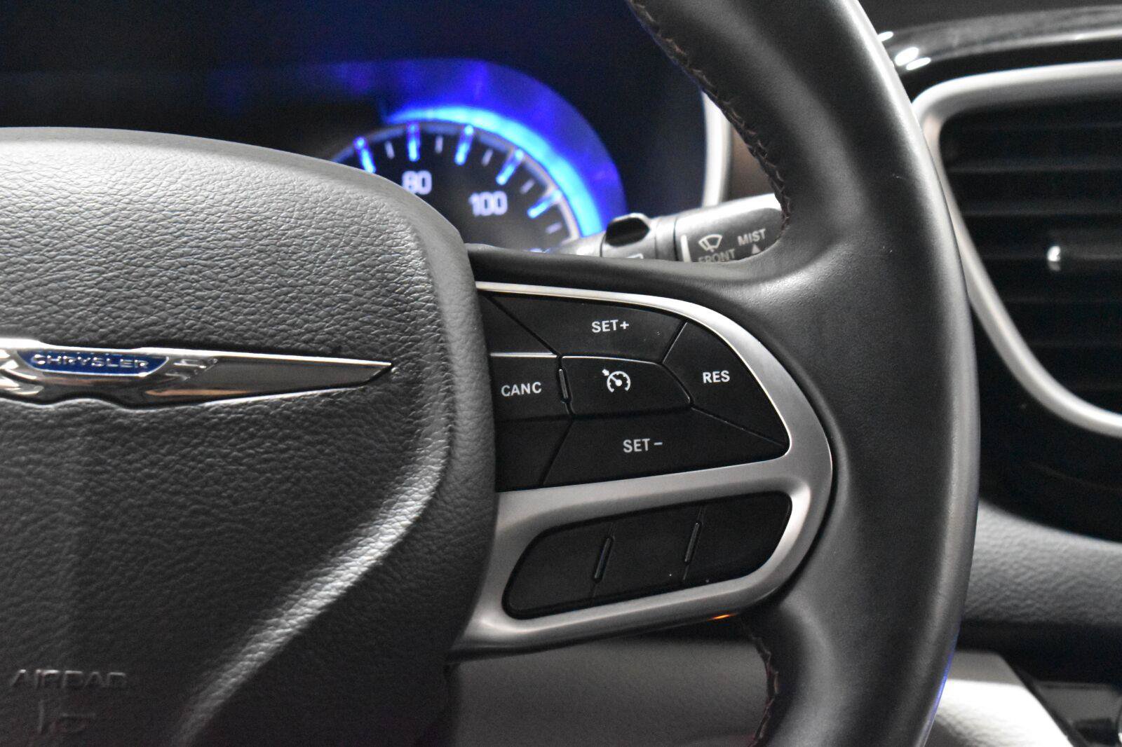 Used 2018 Chrysler Pacifica Touring-L FWD image 9