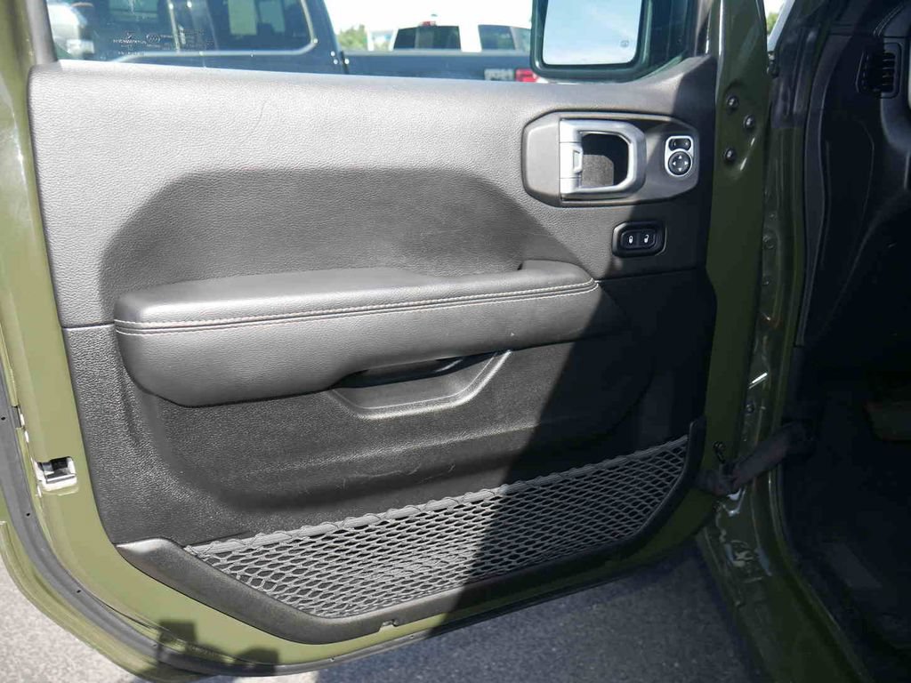 Used 2023 Jeep Wrangler Unlimited Sahara AWD/4WD image 27