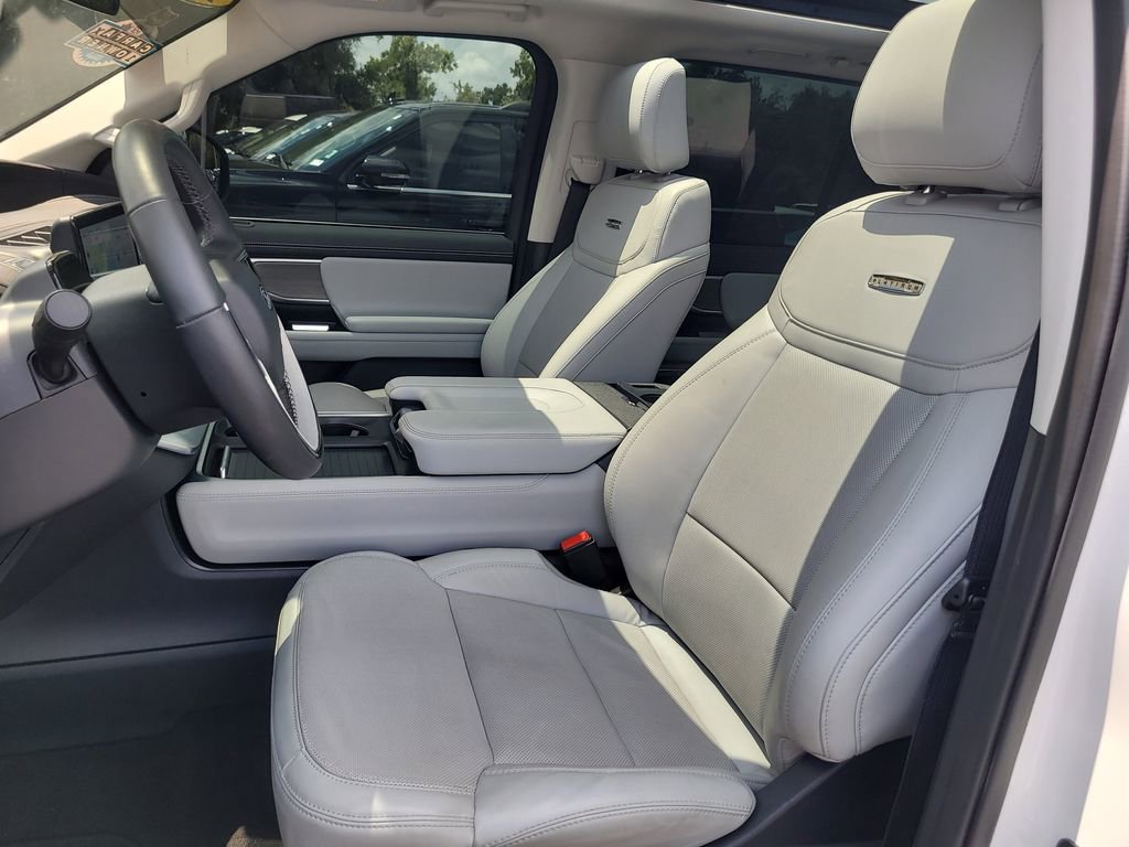 Used 2025 Ford Expedition Platinum w/ Driver's Package AWD/4WD image 20